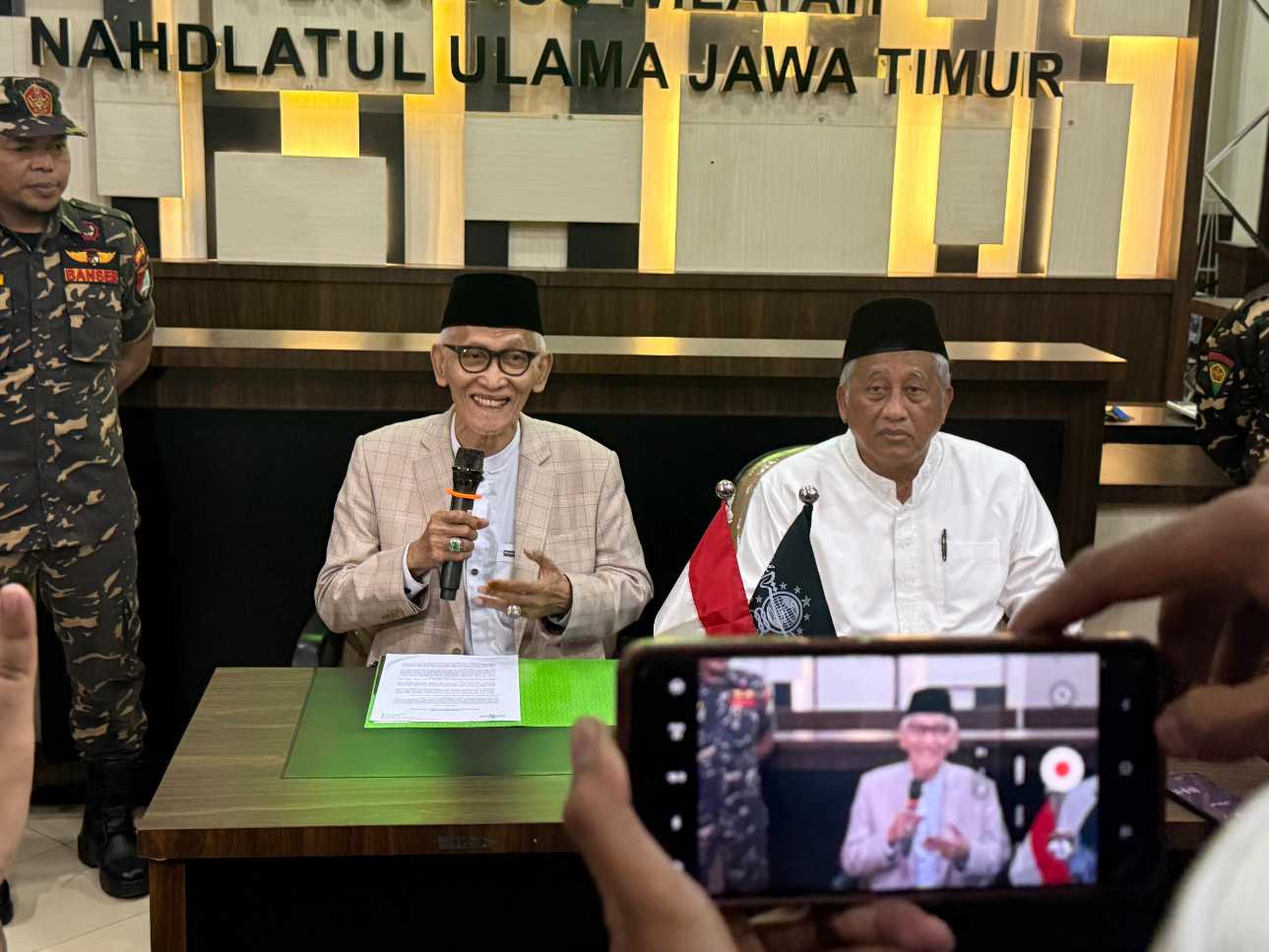 KH Miftachul Ahyar saat di kantor PWNU Jawa Timur