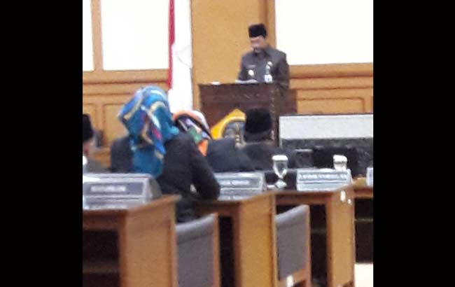 Wabup Moh. Qosim menyampaikan draft Ranperda Rankhir RPJMD 2016-2021. foto: syuhud/ BANGSAONLINE