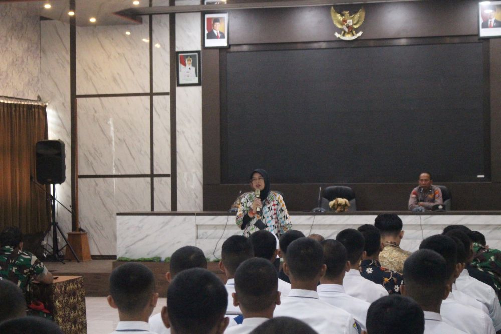 Kepala Bagian Kesbangpol Kota Kediri, Indun Munawaroh,  saat memberi arahan. (Ist). 