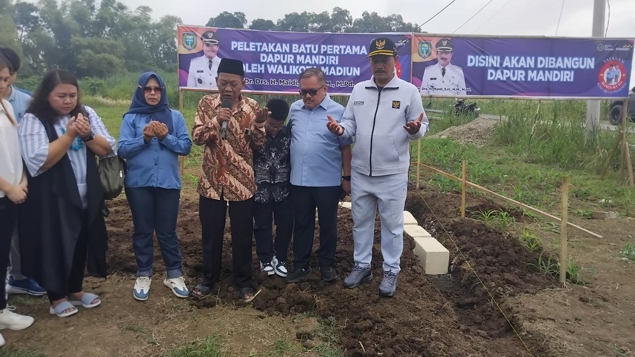 Berdoa sebelum pembangunan dapur MBG dimulai. Foto: Hendro Suhartono/BANGSAONLINE.