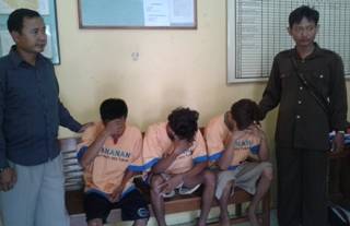 DIAMANKAN-Tiga pengedar pil koplo saat diamankan di Mapolres Tuban, Kamis (11/9/2014). foto : suwandi/BangsaOnline