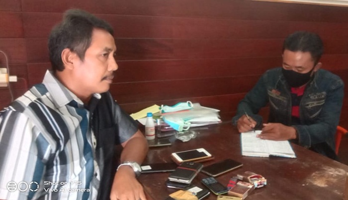 Tersangka Fery (kanan) di ruangan Kasubnit III Narkoba Polresta Sidoarjo, Senin (8/6).