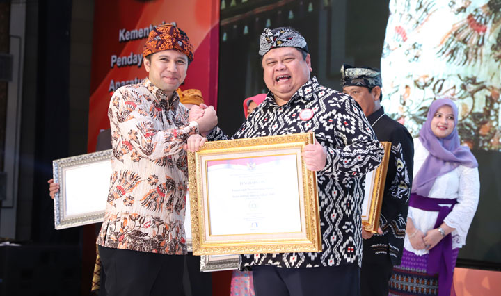 Mewakili Pemerintah Provinsi Jawa Timur, Wagub Jatim Emil Dardak menerima penghargaan SAKIP Award 2019 predikat A kategori Provinsi dari Kementerian PAN RB di hotel Inaya Putri Bali. foto: ist.