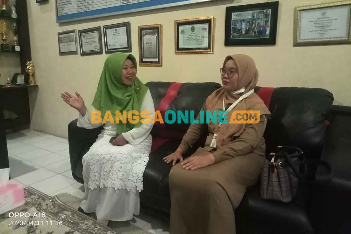Kepala SD NU Bangilan, Nur Faridah, bersama Kasi Pendidikan Sekolah Dasar Disdikbud Kota Pasuruan, Windah Silvi Hidayati. Foto: AHMAD FUAD/BANGSAONLINE