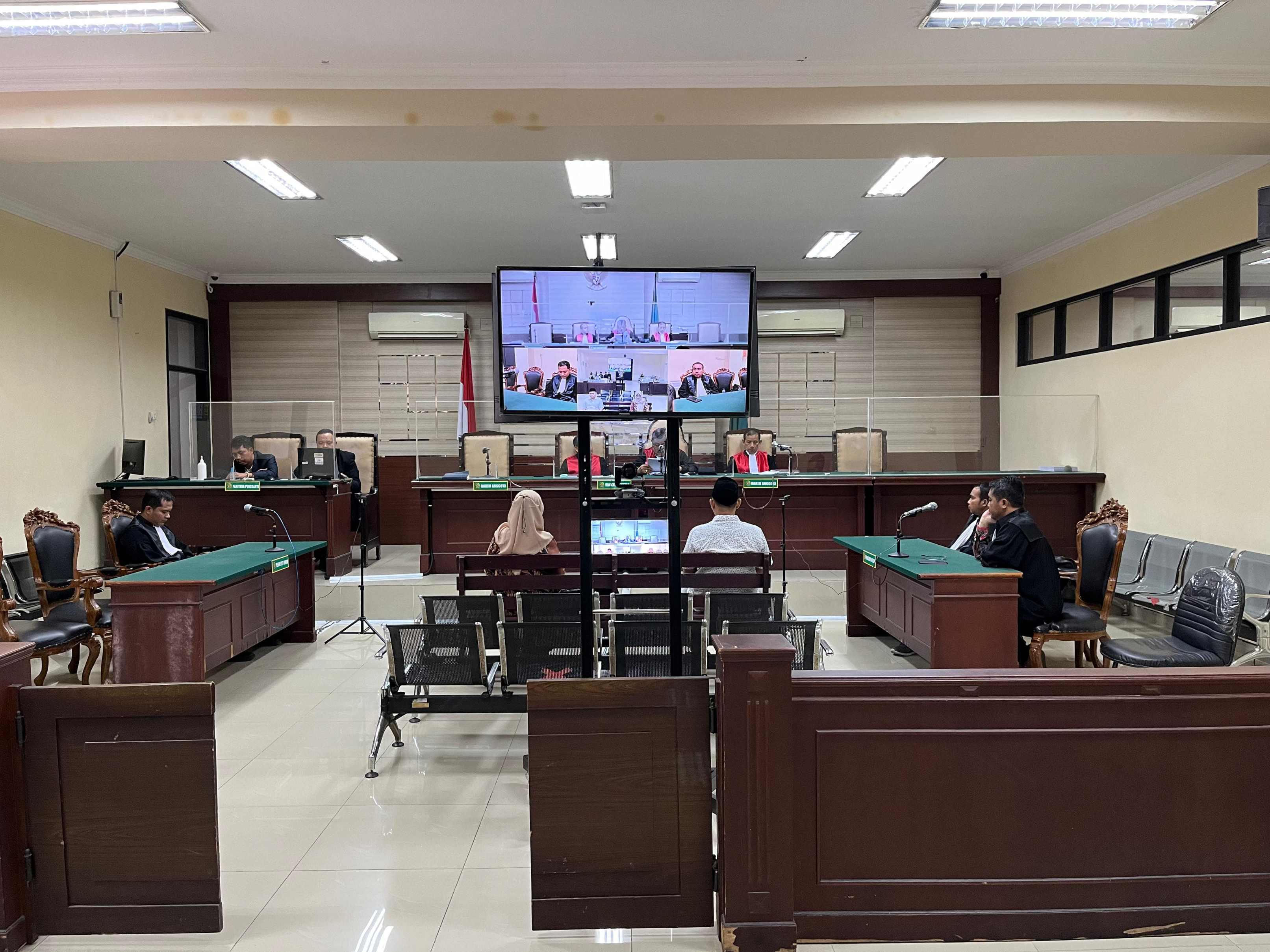 Terdakwa Malahatul Farda dan Ryan Fibrianto saat menjalani sidang putusan di PN Tipikor Surabaya. Foto: Ist.
