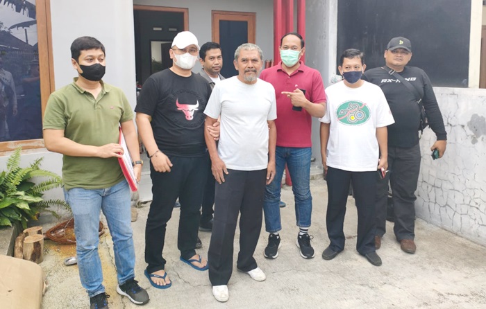 Budiono Iksan, terpidana korupsi kenaikan pangkat, memakai kaos putih tanpa menggunakan masker.