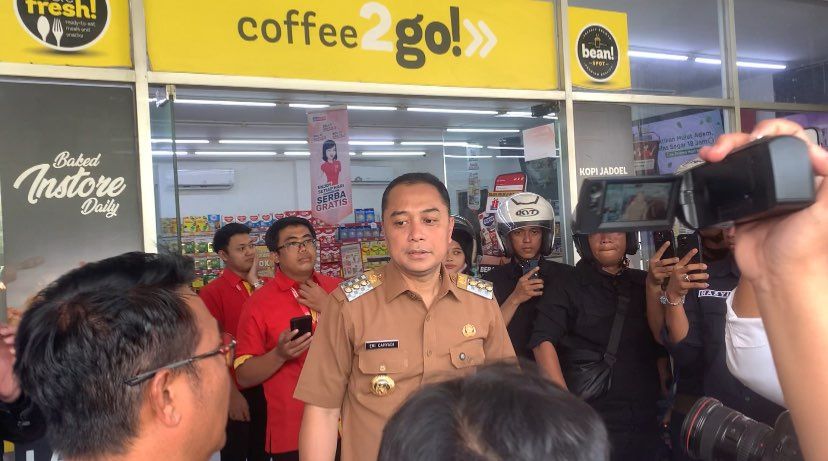 Wali Kota Surabaya, Eri Cahyadi saat sidak ke salah satu toko moderen
