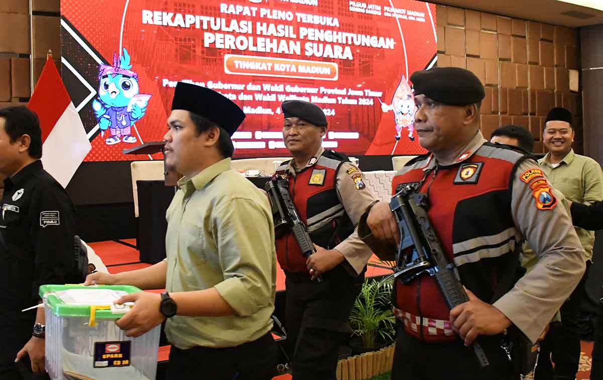Pengawalan hasil rapat pleno penghitungan suara di KPU Kota Madiun.