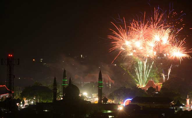 Pesta kembang api di Alun-alun kota Trenggalek. foto: HERMAN/ BANGSAONLINE