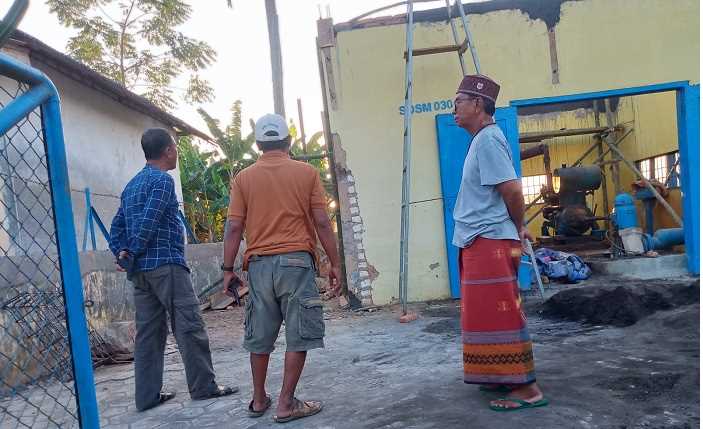 Warga Totosan saat menunjukkan proyek rehab yang dianggap menyalahi prosedural.