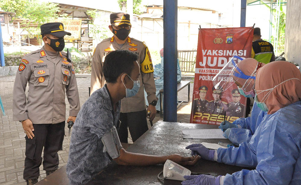 Kapolres Pasuruan AKBP Erick Frendriz memantau langsung pelaksanaan vaksinasi jujuk desa.