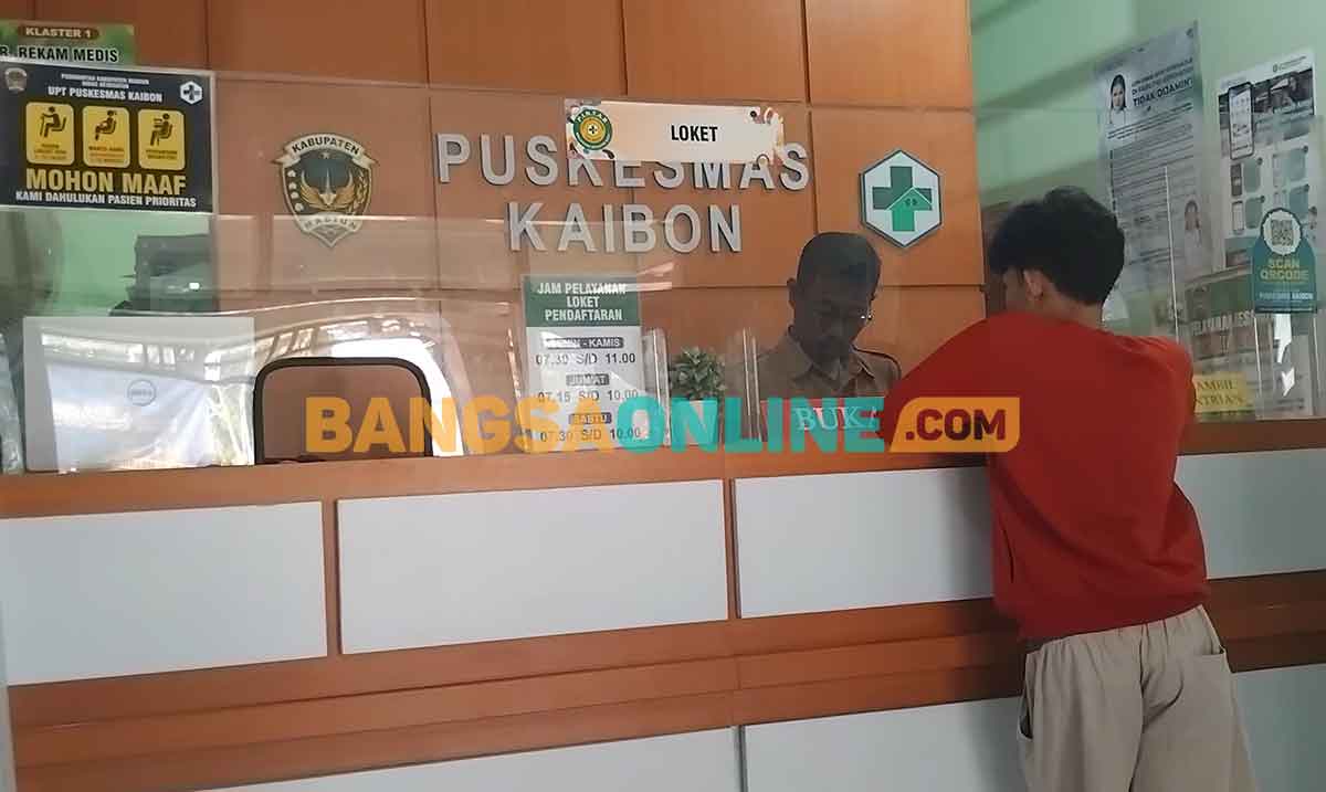Pelayanan di Puskesmas Kaibon. Foto: HENDRO SUHARTONO/BANGSAONLINE