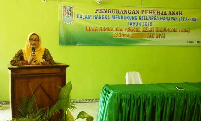 Kepala Dinsosnaker Tuban, Nur Janah, saat memberikan sambutan. foto: udin/ BANGSAONLINE