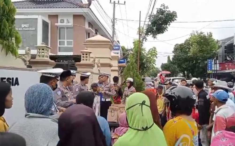 Warga saat antre mendapatkan takjil gratis dari Polres Pamekasan.