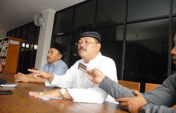 DR. H. Andi Jamaro Dulung, M.Si saat memberikan keterangan terkait munas alim ulama. (foto: rony suhartomo/BANGSAONLINE)