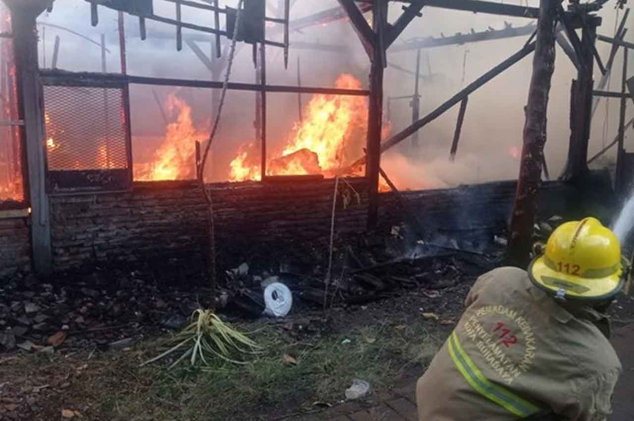 Petugas DPKP Surabaya saat melakukan pemadaman api di sebuah rumah yang berada di RT 2, RW 2, Lakarsantri Surabaya. Foto: Ist
