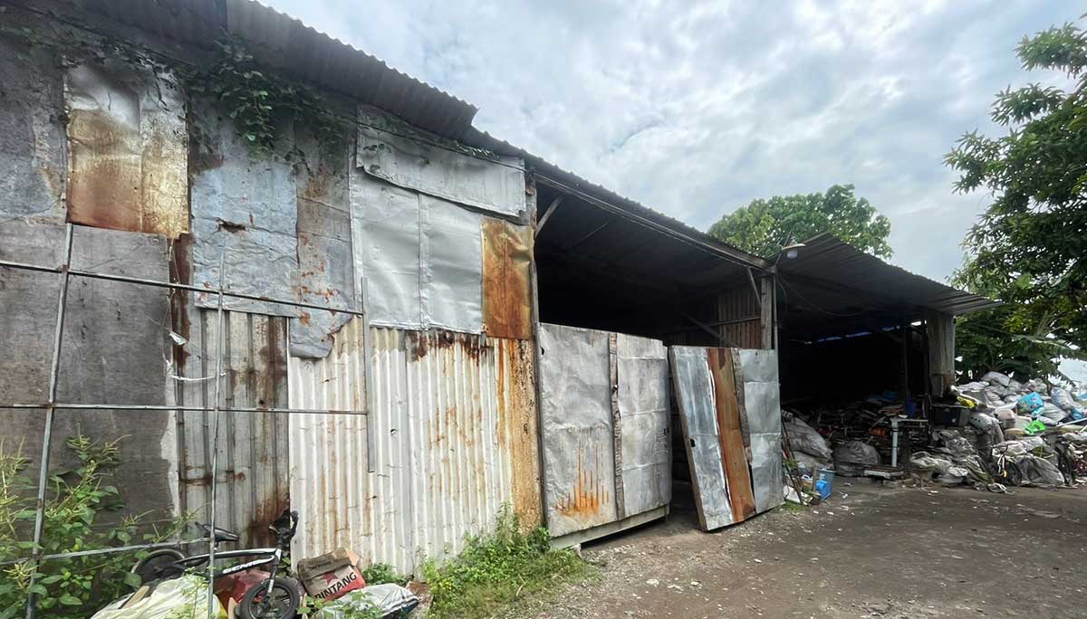 Gudang rongsokan yang digerebek polisi di Sidoarjo.