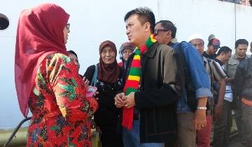 Azasi Hasan sebelum berangkat ke Pulau Masalembu. Foto: Faisal/BANGSAONLINE