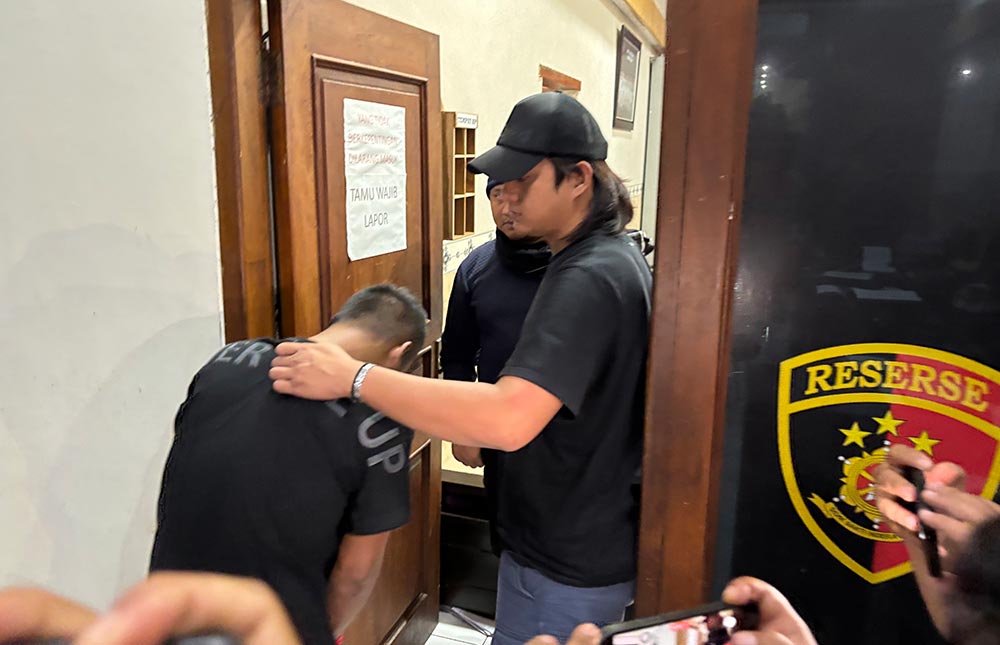Tersangka polisi gadungan saat dikeler ke Mapolres Tuban.
