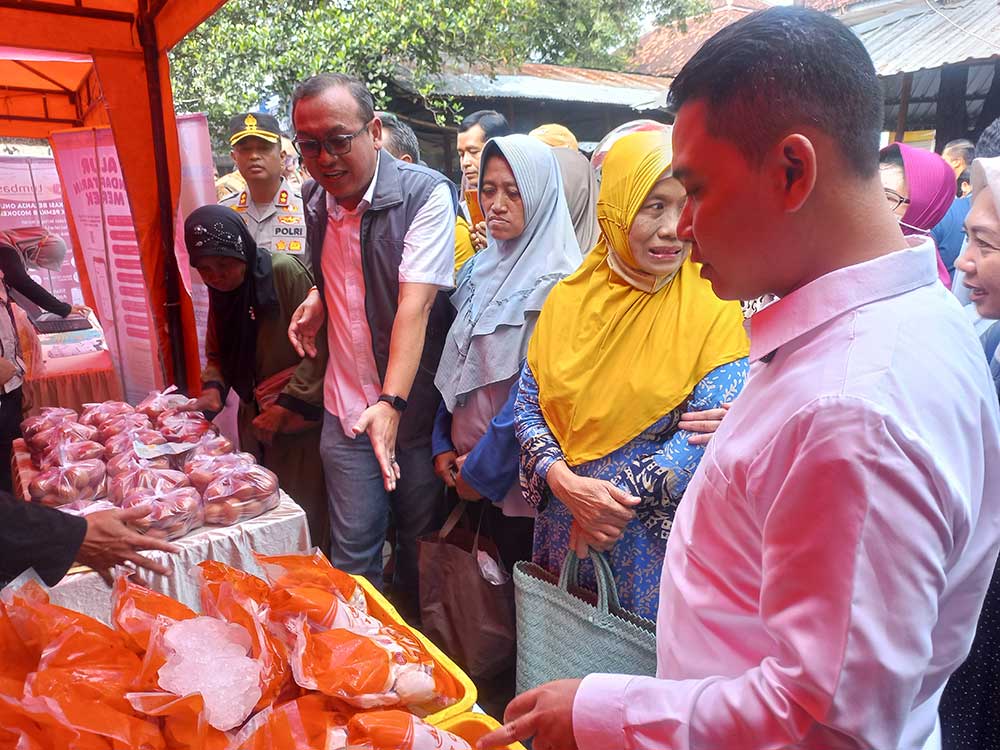 Bupati Mojokerto, Muhammad Al Barra, saat melakukan operasi pasar. (Ist)