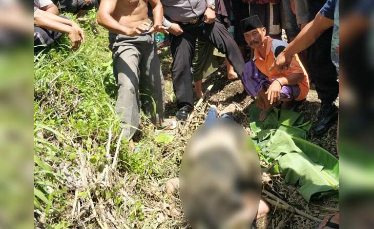 Polisi mengidentifikasi mayat korban.