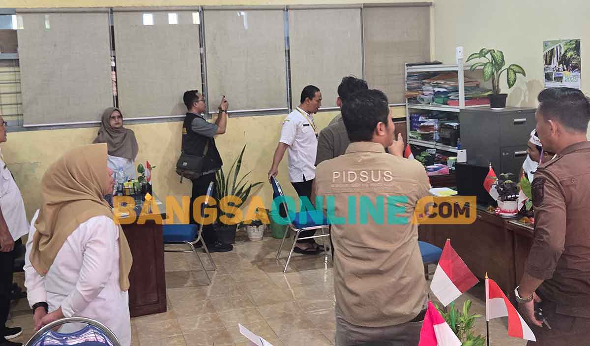 Tim penyidik dari kejaksaan saat melakukan penggeledahan di Kantor Disdikdaya Kabupaten Probolinggo. Foto: ANDI SIRAJUDIN/BANGSAONLINE