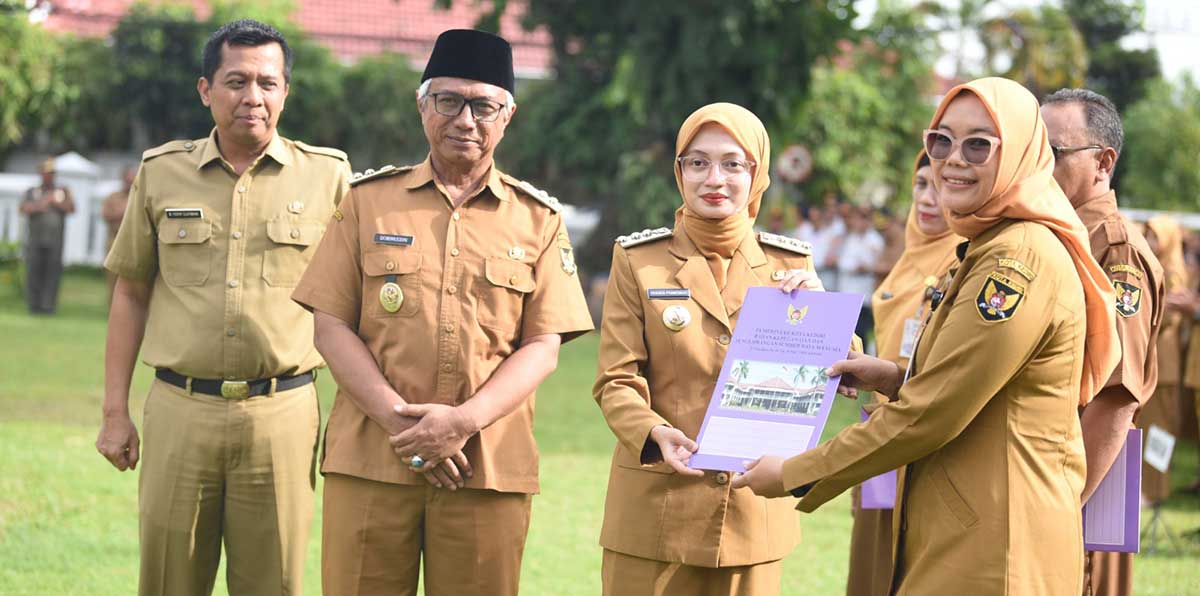 Waliu Kota Kediri saat menyerahkan SK perpanjangan kepada PPPK Guru formasi tahun 2019. Foto: Ist