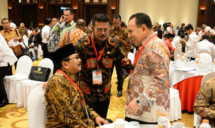 Gubernur Jatim berbincang akrab dengan Gubernur Sulsel dan Gubernur NTT. 
