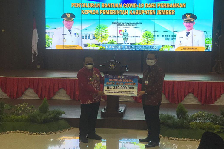 Bantuan uang senilai 150 juta rupiah secara simbolis diserahkan oleh Ketua BMPD Jember Hestu Wibowo kepada Bupati Jember Hendy Siswanto di Pendopo Wahyawibawagraha, Kamis (8/7/2021).