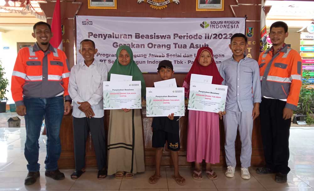 Penyaluran beasiswa GOTA periode II/2023 kepada pelajar di sekitar operasi SBI Pabrik Tuban.