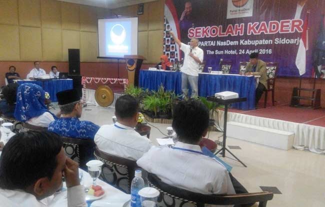 SUNTIK MOTIVASI: Ketua DPW Partai NasDem Jatim Effendy Choirie menyampaikan materi kala Sekolah Kader, di Hotel The Sun Sidoarjo, Minggu (24/4). foto: musta’in/ BANGSAONLINE