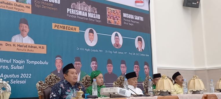 Para pembicara dalam acara bedah buku Kiai Miliarder Tapi Dermawan di Sula Masjid Al-Yaqin Pondok Pesantren Tahfidzul Quran Ainul Yaqin Tompo Bulu, Maros, Sulawesi Selatan (Sulsel), Ahad (7/8/2022). Foto: bangsaonline.com