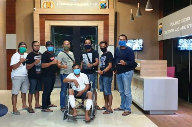 Pelaku Kusrianto (duduk di kursi roda) terpaksa diberi tindakan tegas karena mencoba kabur saat ditangkap. (foto: ist.)