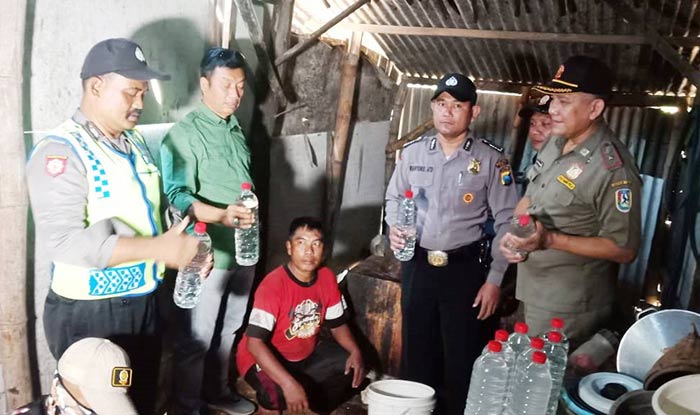 Kapolsek Semanding AKP Desis Susilo saat di lokasi penggerebekan.