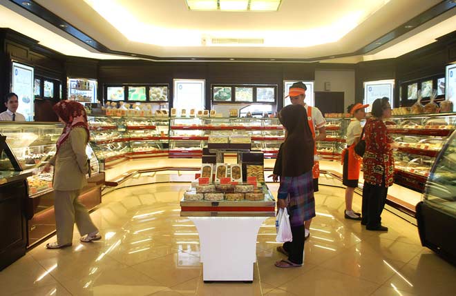 Konsumen di salah satu outlet Holland Bakery. Mereka belum mengetahui komposisi detil produk tersebut, termasuk adanya rum.