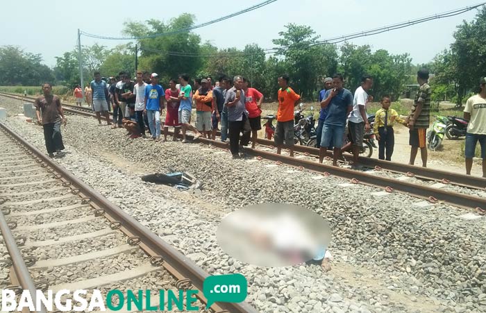 Korban Laka perlintasan kereta api tanpa palang pintu di Desa Jatipelem sebelum dievakuasi. (foto: rony suhartomo/bangsaonline)