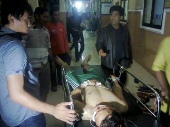 DIRAWAT- Pelaku perampasan motor dirawat di RSUD Jombang usai sempat dihakimi massa, Sabtu (24/5/2014) malam. foto : m syafi