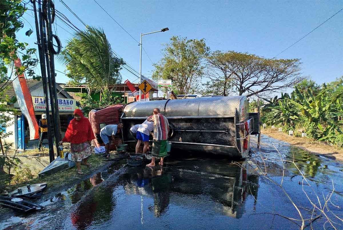 Truk tangki pengangkut minyak goreng yang terguling di Jalan Raya Desa/Kecamatan Jetis, Kabupaten Mojokerto.