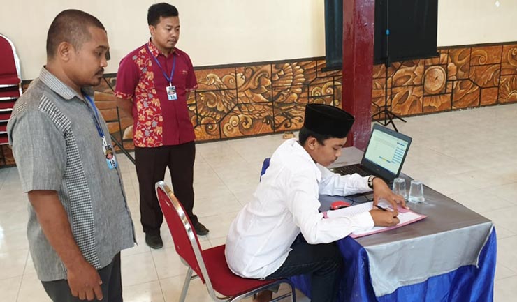 AH melaksanakan ujian di Lapas Klas II A Pamekasan seorang diri.
