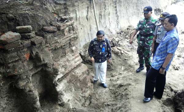 Petugas gabungan melihat langsung lokasi penemuan cagar budaya. foto: soewandito/ BANGSAONLINE
