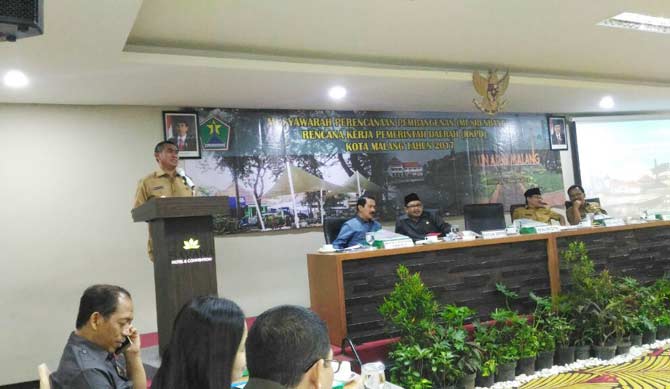 HM. Anton, Wali Kota Malang, ketika membuka Musrenbang Kota Malang 2016, di Hotel Savana Malang. foto: hms