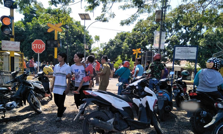 Pengendara Motor di Probolinggo Tertabrak KA, Selamat