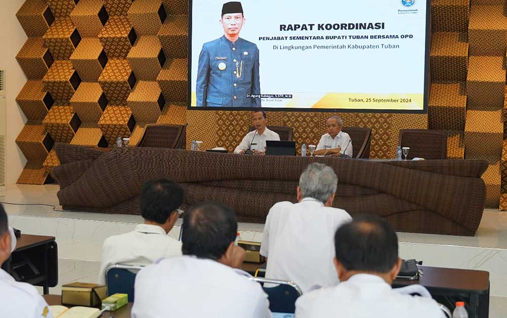 Pjs. Bupati Tuban, Agung Subagyo, bersama Sekda Budi Wiyana saat menggelar rakor dengan pimpinan OPD beserta camat.