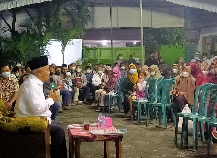 Prof Dr KH Asep Saifuddin Chalim, MA, saat menyampaikan di depan para wali santri yang mengambil rapot di Pondok Pesantren Aamanatul Ummah Jalan Siwalankerto Surabaya, Sabtu (1/1/2022) malam. Foto: M Mas
