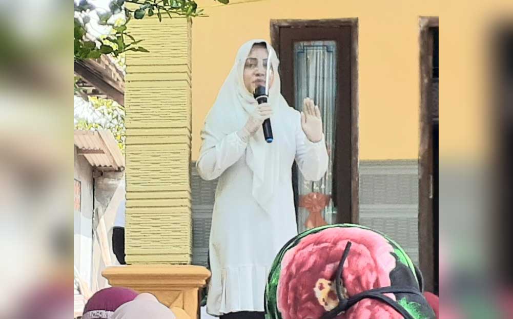 Cabup Mojokerto Ikfina saat menyapa warga Kecamatan Gedeg.