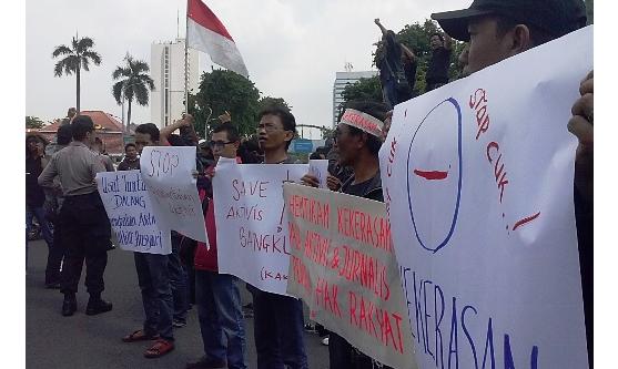 Massa KAK saat menggelar aksi di Jalan Gubernur Suryo, depan Gedung Negara Grahadi. foto : nisa/bansgaonline