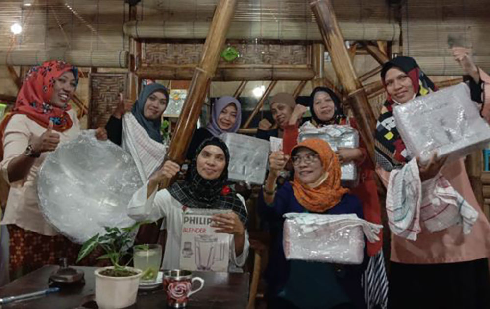 Para ibu-ibu jamu tampak ceria menerima THR peralatan kerja, Kamis (28/4/2022).