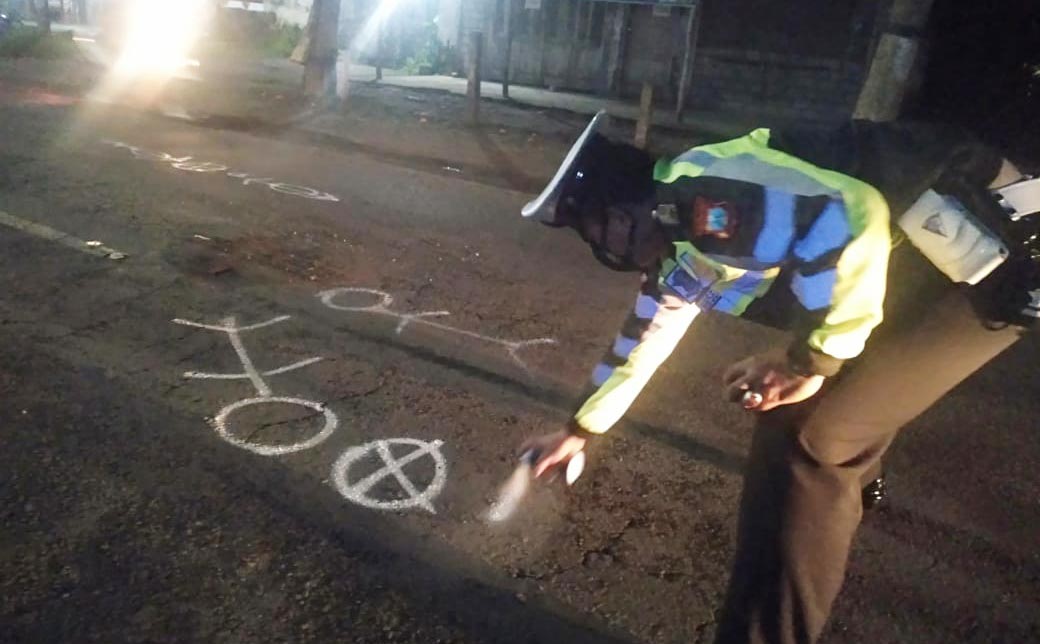 Polisi saat melakukan olah TKP.