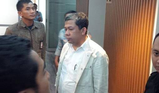Fahri Hamzah saat bersitegang dengan penyidik KPK yang akan menggeledah ruang FPKS. foto: kompas
