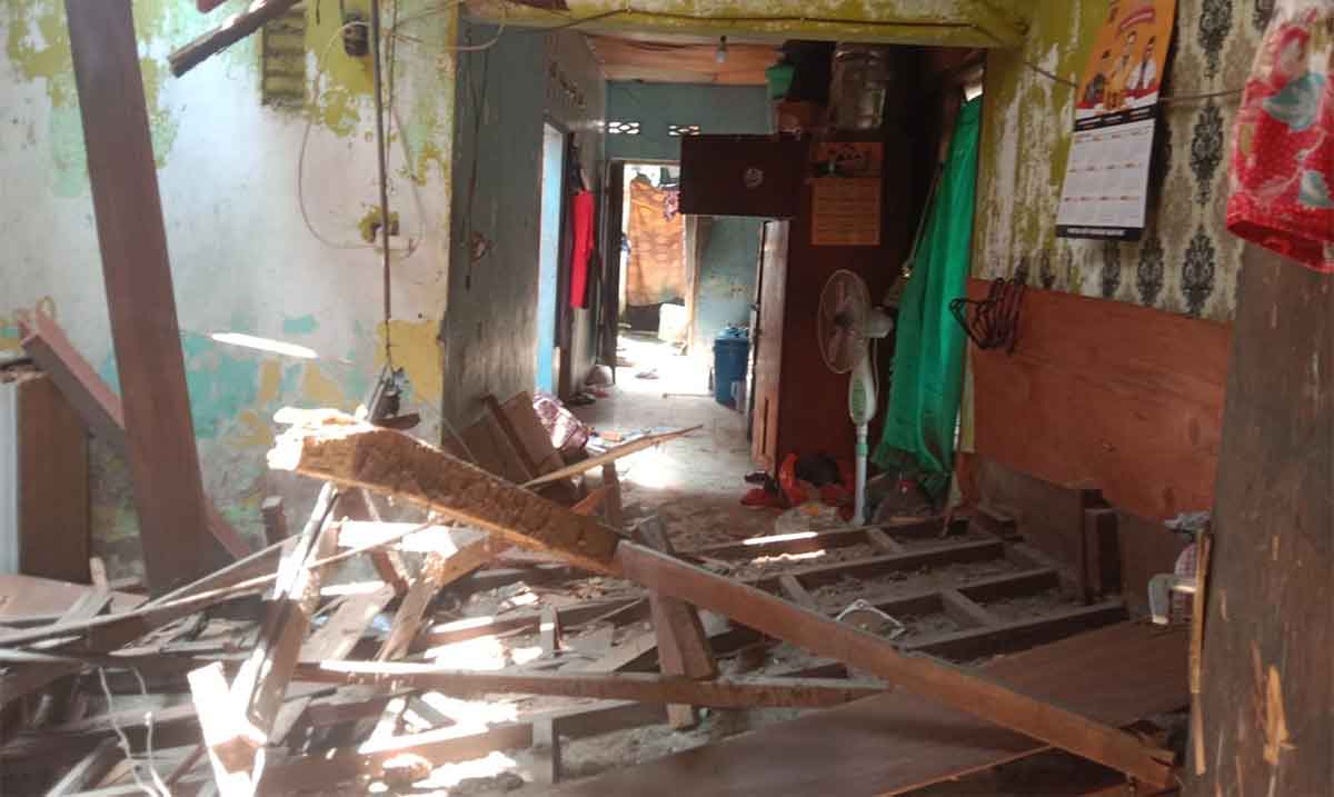 Kondisi rumah yang menewaskan seorang nenek di Surabaya.